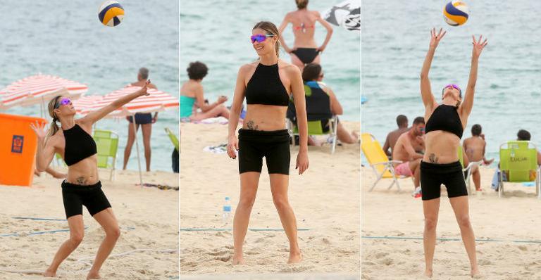 Fernanda Lima aproveita dia de sol no Rio de Janeiro para praticar vôlei de praia