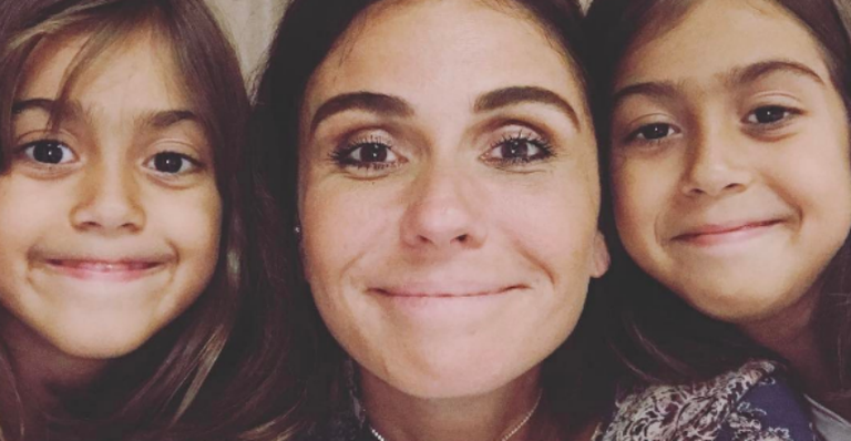 Giovanna Antonelli posa ao lado das gêmeas, Antônia e Sofia: “Infinito amor”