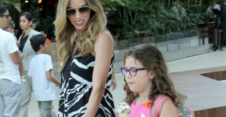 Ana Furtado passeia no Rio de Janeiro ao lado da filha, Isabella