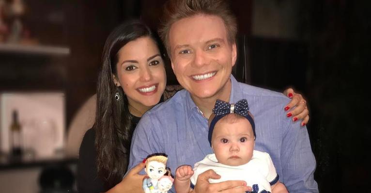 Michel Teló completa 36 anos e ganha bolo surpresa da amada, Thais Fersoza