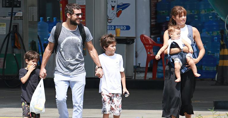 Sophie Charlotte e Daniel de Oliveira: passeio no domingo com os filhos