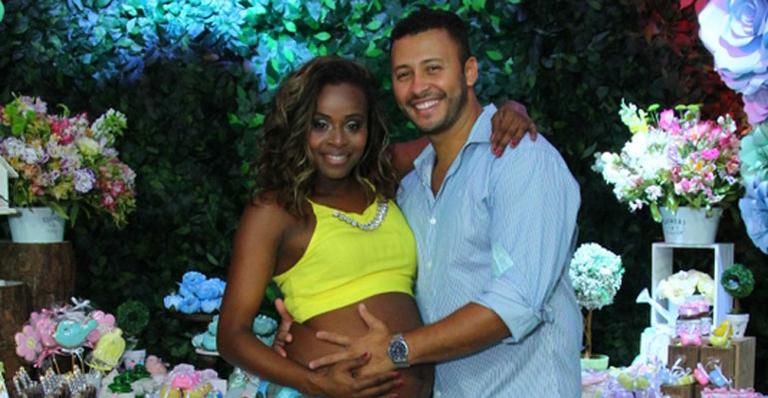 Com o barrigão à mostra, Roberta Rodrigues faz o chá de bebê de sua primeira filha