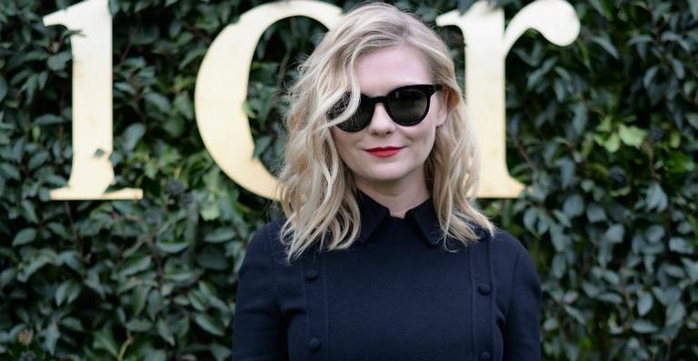 Em Paris, Kirsten Dunst marca presença no desfile de alta-costura da Dior