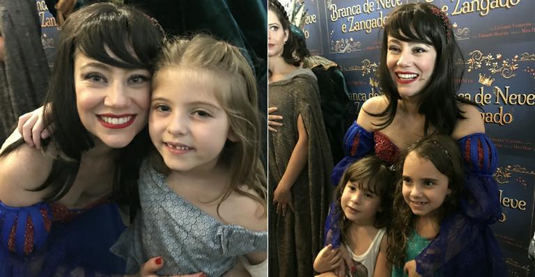 Juliana Baroni recebe estrelas de ‘Carinha de Anjo’ no teatro