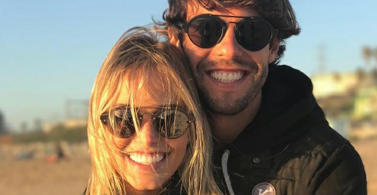 Kaká posa com a nova namorada e se declara: “Alegria, paz e amor”