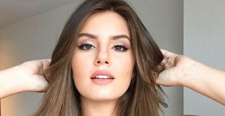 Camila Queiroz posa deslumbrante durante mergulho no mar e ganha declaração de Klebber Toledo