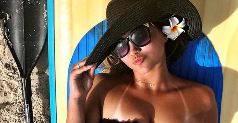 Suzanna Freitas posa na praia, faz biquinho e ganha elogios: ‘Princesa’