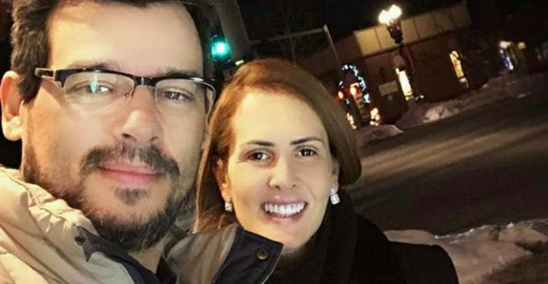 Celso Portiolli mostra foto romântica com a mulher nas férias