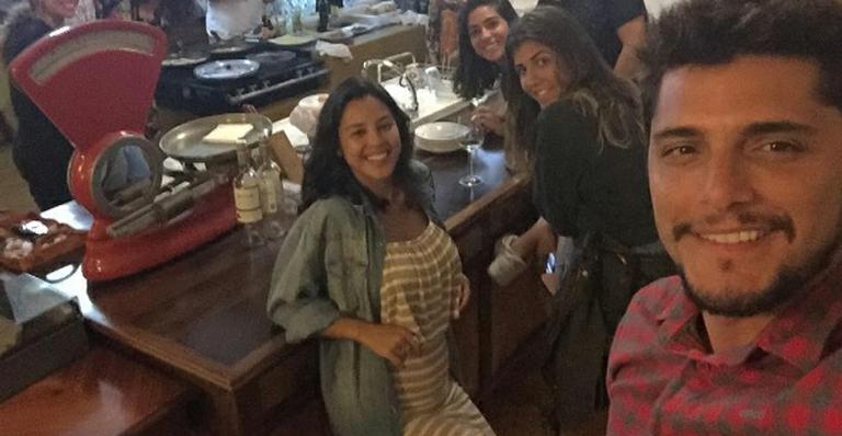 Bruno Gissoni mostra linda barriguinha de grávida de Yanna Lavigne durante pizzada