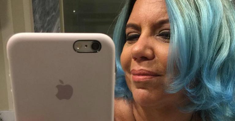 Astrid Fontenelle é criticada por usar cabelo azul e responde na web: ‘Caretice’