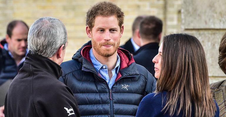 Príncipe Harry mostra bom humor durante visita à centro de recuperação de veteranos de guerra