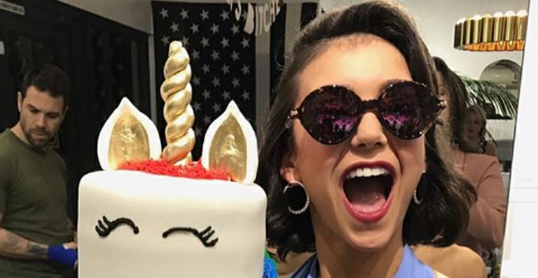 Nina Dobrev celebra aniversário com festa temática do filme ‘La La Land’