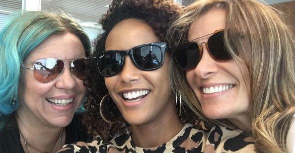 Taís Araújo mostra selfie com as apresentadoras do ‘Saia Justa’