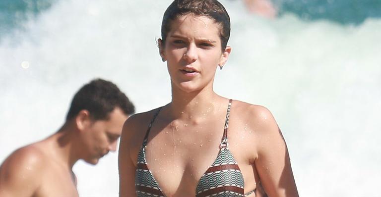 Isabella Santoni exibe boa forma em dia na praia