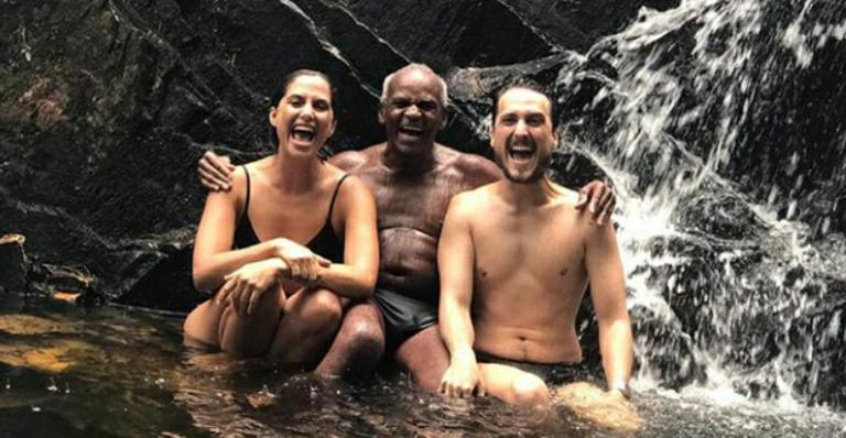 Camila Pitanga: diversão em família na cachoeira