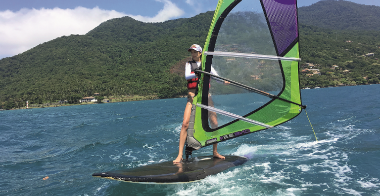 Gianne Albertoni exibe boa forma em Ilhabela