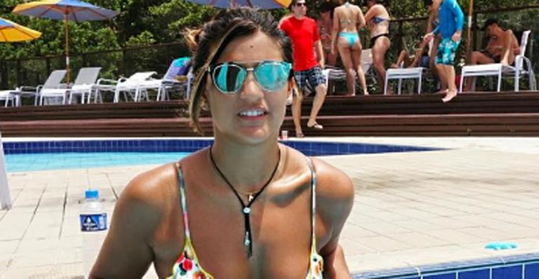 Giulia Costa exibe barriga sarada em foto de biquíni