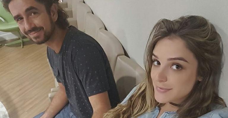 Rafa Brites posa com Felipe Andreoli fazendo exame de ultrassom e brinca com bebê: “De tocaia”