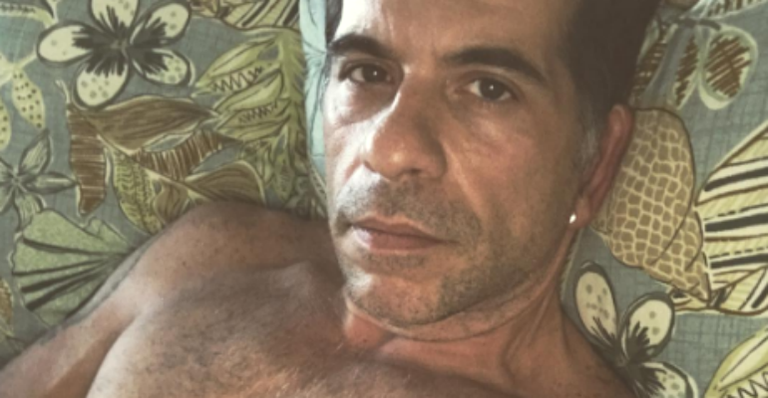 Leandro Hassum posa exibindo braço musculoso e afirma: “Vida nova”