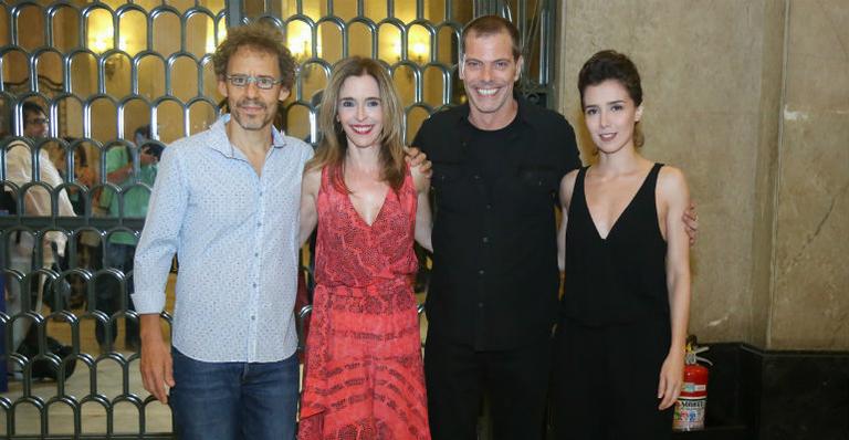 Com a presença de vips, Deborah Evelyn e Marjorie Estiano estrelam espetáculo