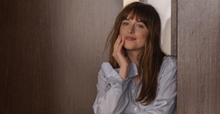 Dakota Johnson revela se sente orgulho de protagonizar 50 Tons de Cinza