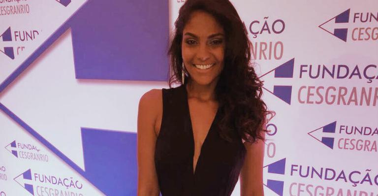 Bárbara Reis prestigia noite de premiação no Rio de Janeiro