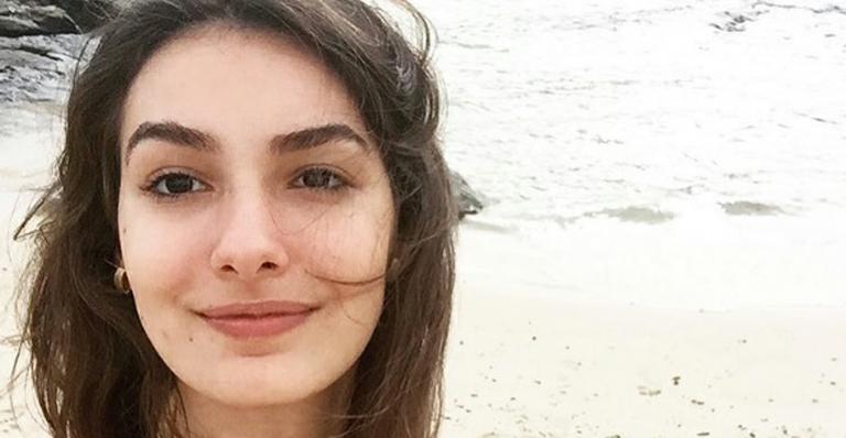 Marina Moschen posa deslumbrante de biquíni na piscina