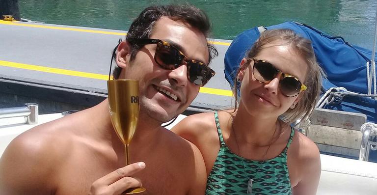 Eduardo Sterblitch e Louise D’Tuani curtem dias de sol na Bahia