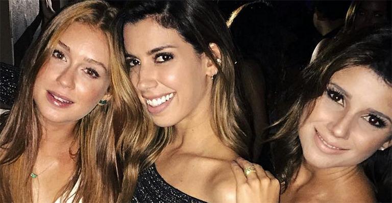 Uau! Com vestido curtinho, Paula Fernandes vai pra balada com Marina Ruy Barbosa