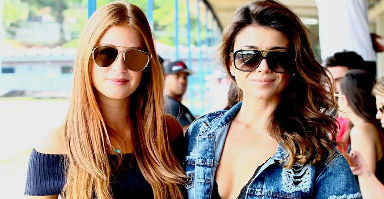 Só de sutiã e jaqueta, Paula Fernandes marca presença em corrida do noivo de Marina Ruy Barbosa
