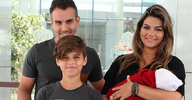 Kelly Key deixa a maternidade com seu terceiro filho, Artur