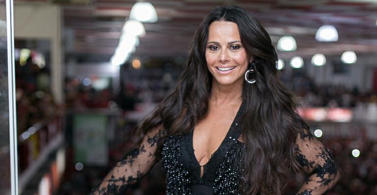 Viviane Araújo se diverte em ensaio do Salgueiro