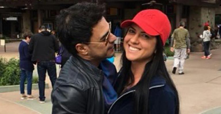 Zezé di Camargo rebate seguidora que criticou estado civil de Graciele Lacerda: “Quer dizer que mulher pra ser respeitada tem que casar?”