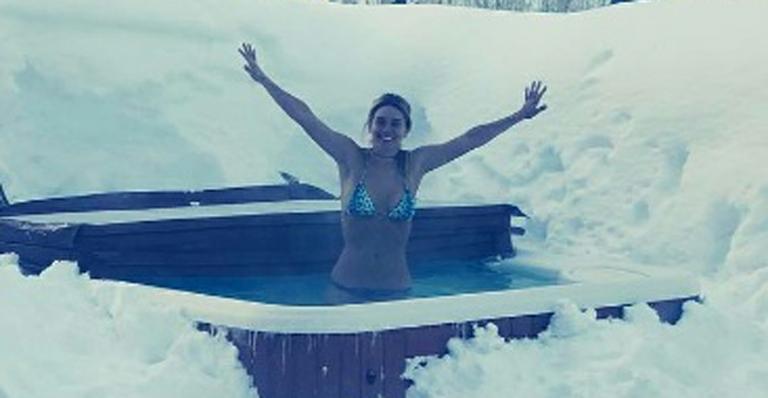 Carolina Dieckmann surge de biquíni no meio da neve