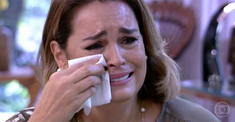 Suzy Rêgo é surpreendida pelo marido e pelos filhos gêmeos e chora: ‘Somos cafonas nesse nível’