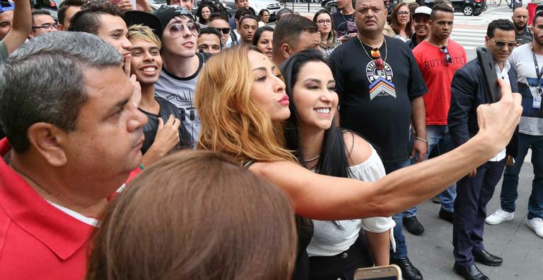 Sabrina Sato causa alvoroço em gravação na Avenida Paulista