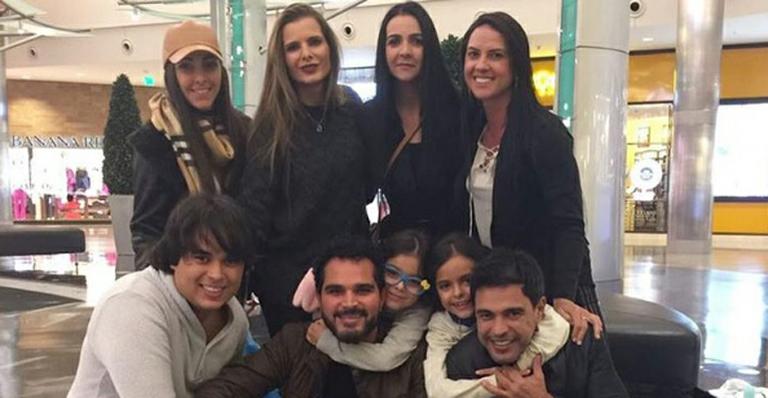 Zezé di Camargo curte férias com Graciele Lacerda, Igor e Luciano nos EUA