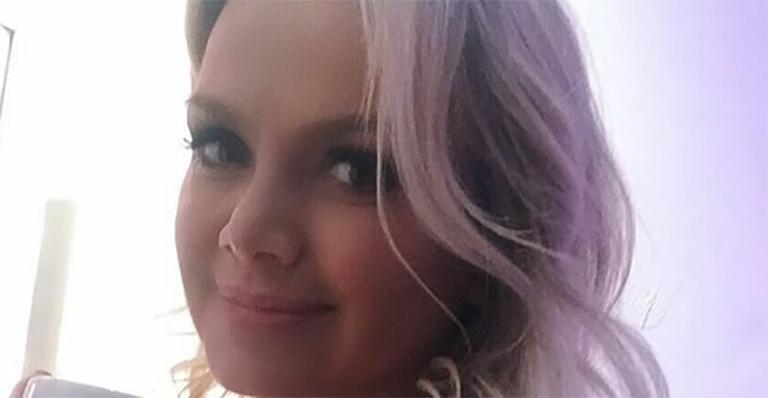 Grávida, Eliana exibe barriguinha em foto de biquíni