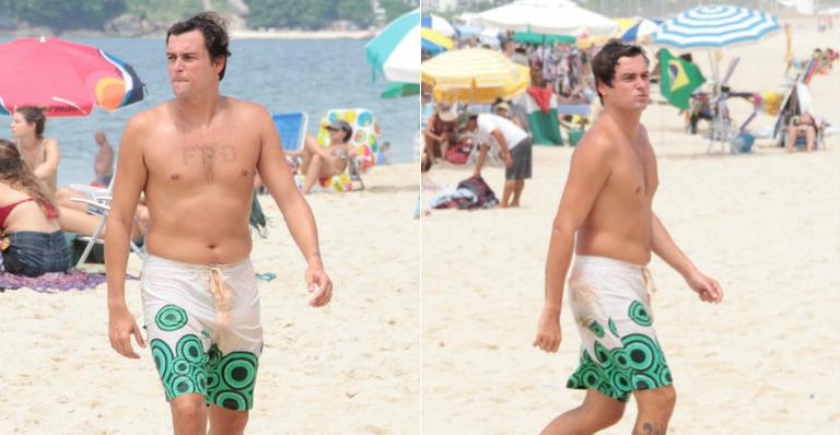 Longe dos palcos, Felipe Dylon curte dia de praia no Rio