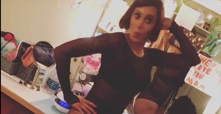 Mel B, ex-Spice Girls, aparece sexy nos bastidores do musical “Chicago” na Broadway