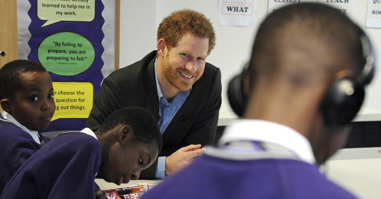 Príncipe Harry participa de aula de “rap” em visita à escola em Nottingham