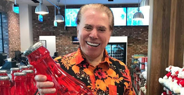 Filha mostra foto de Silvio Santos com look de férias