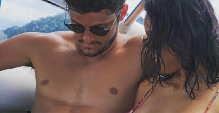 Bruno Gissoni aparece em foto com a barriga maior do que a da namorada, Yanna Lavigne