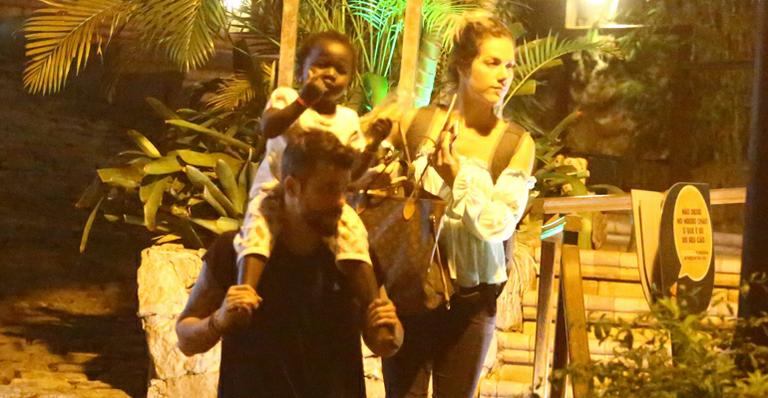 Bruno Gagliasso e Giovanna Ewbank se divertem com Titi durante jantar