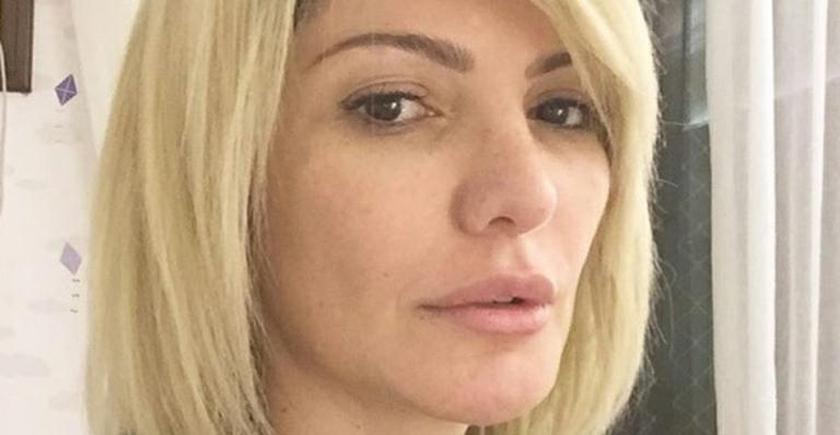 Em clima de fetiche, Antonia Fontenelle posa com homem misterioso