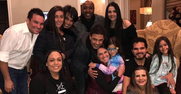Graciele Lacerda posa com a família de Zezé di Camargo nos EUA e elogia: “Pessoas de almas leves”