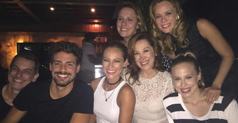 Claudia Raia reúne amigos famosos em jantar