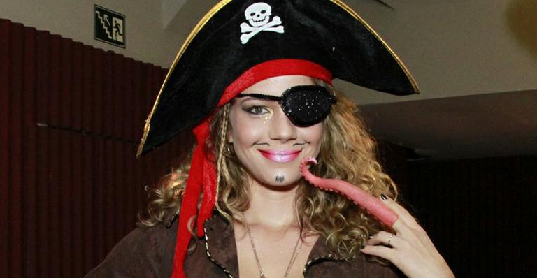 Leandra Leal ousa com fantasia sexy de pirata em festa no Rio