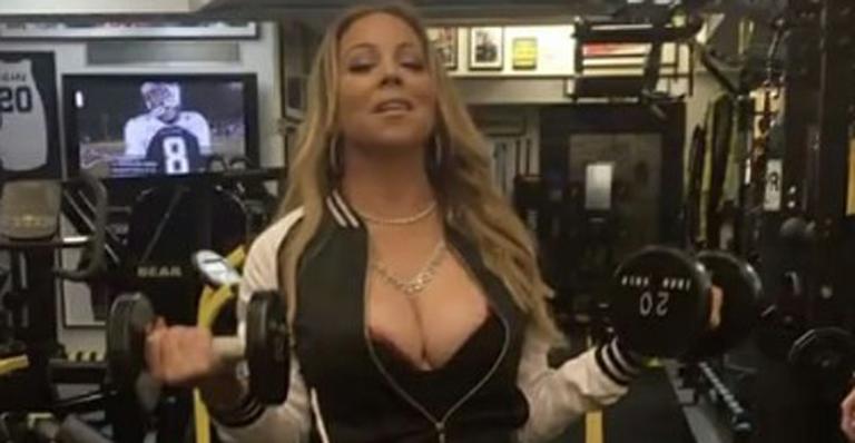Mariah Carey malha vestida com body sexy e sapato de salto alto