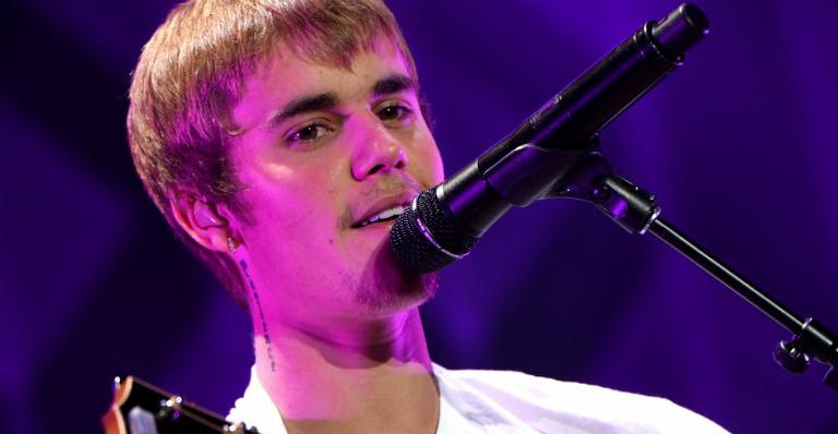 Justin Bieber aparece com visual diferente no novo comercial do Super Bowl 2017